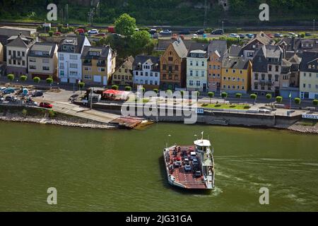 Blick von oben auf den Rhein mit der Fähre nach St. Goar, Deutschland, Rheinland-Pfalz, Patersberg Stockfoto