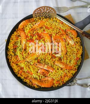 Spanischer Fisch und Meeresfrüchte fidua. Spanische Meeresfrüchte Noodle Paella. Typisches und sommerliches Gericht aus der Gandia, Valencia, Spanien Stockfoto