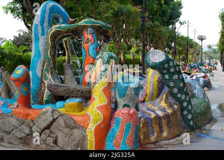 Brunnen im Gaudi-Stil am Merlion Walk auf der Insel Sentosa, Singapur, Insel Sentosa Stockfoto