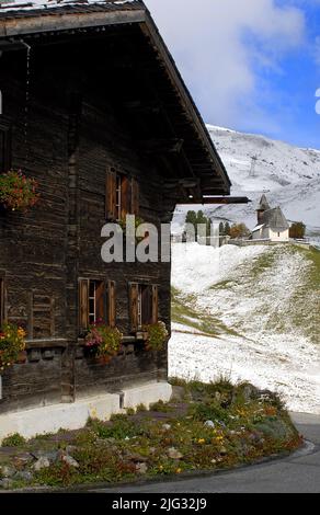 Typisches Schweizer Holzhaus in Herbstlandschaft am kleinen Bergdorf, Schweiz, Arosa Stockfoto