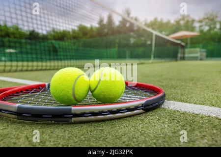 Tennisschläger und Bälle auf Kunstrasen im Freien Platz Stockfoto