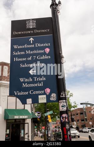 Salem, MA USA - 12. Juni 2022 - Touristenschild in Richtung Downtown District Stockfoto