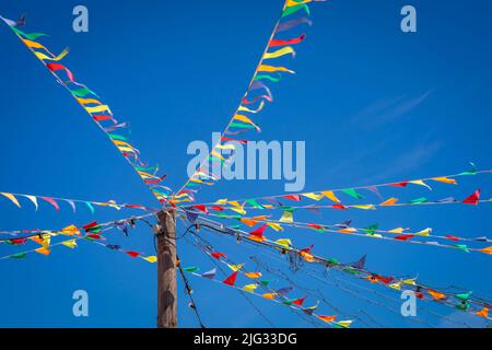 Bunte festliche Fahnen auf der Messe flattern im Wind Stockfoto