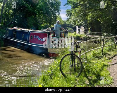 Das Herumputtern auf Hausbooten ist eine typisch englische Freizeittradition. Die Wasserstraßen, Kanäle, Bäche und Flüsse von Oxford sind eine Quelle vieler tr Stockfoto