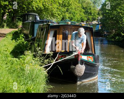 Das Herumputtern auf Hausbooten ist eine typisch englische Freizeittradition. Die Wasserstraßen, Kanäle, Bäche und Flüsse von Oxford sind eine Quelle vieler tr Stockfoto