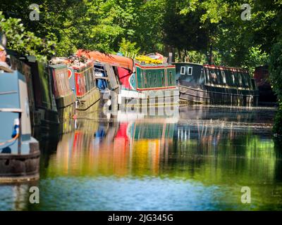 Das Herumputtern auf Hausbooten ist eine typisch englische Freizeittradition. Die Wasserstraßen, Kanäle, Bäche und Flüsse von Oxford sind eine Quelle vieler tr Stockfoto