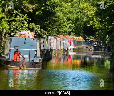 Das Herumputtern auf Hausbooten ist eine typisch englische Freizeittradition. Die Wasserstraßen, Kanäle, Bäche und Flüsse von Oxford sind eine Quelle vieler tr Stockfoto