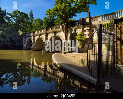 Eine ruhige Szene an der Magdalenbrücke über den Fluss Cherwell in Oxford, England. Dies ist ein berühmter Ort für Wetten und Bootstouren, der normalerweise überfüllt ist Stockfoto