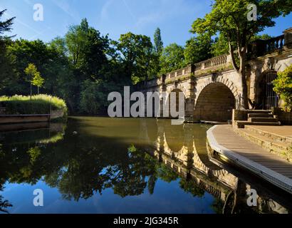 Eine ruhige Szene an der Magdalenbrücke über den Fluss Cherwell in Oxford, England. Dies ist ein berühmter Ort für Wetten und Bootstouren, der normalerweise überfüllt ist Stockfoto