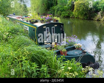 Das Herumputtern auf Hausbooten ist eine typisch englische Freizeittradition. Die Wasserstraßen, Kanäle, Bäche und Flüsse von Oxford sind eine Quelle vieler tr Stockfoto