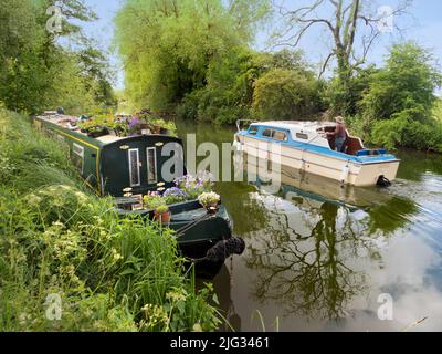 Das Herumputtern auf Hausbooten ist eine typisch englische Freizeittradition. Die Wasserstraßen, Kanäle, Bäche und Flüsse von Oxford sind eine Quelle vieler tr Stockfoto