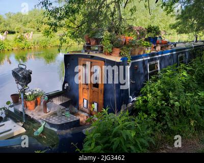 Das Herumputtern auf Hausbooten ist eine typisch englische Freizeittradition. Die Wasserstraßen, Kanäle, Bäche und Flüsse von Oxford sind eine Quelle vieler tr Stockfoto