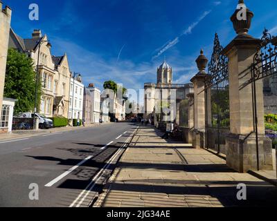 Dies ist St Aldate's. Diese Hauptstraße, die früher als Fish Street (Nice) bekannt war, verläuft von der Oxford Ring Road und Abingdon ins Herz von Oxford Stockfoto