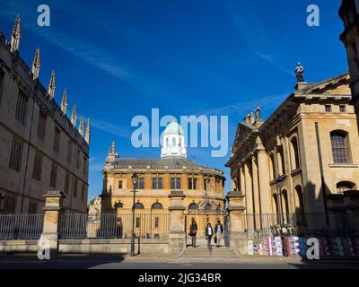 Drei berühmte klassische Gebäude im Herzen von Oxford - das Sheldonian Theatre, die Bodleian Library und das Clarendon Building - können hier besichtigt werden. T Stockfoto