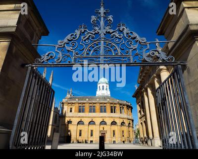 Drei berühmte klassische Gebäude im Herzen von Oxford - das Sheldonian Theatre, die Bodleian Library und das Clarendon Building - können hier besichtigt werden. T Stockfoto