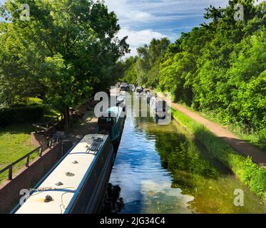 Das Herumputtern auf Hausbooten ist eine typisch englische Freizeittradition. Die Wasserstraßen, Kanäle, Bäche und Flüsse von Oxford sind eine Quelle vieler tr Stockfoto