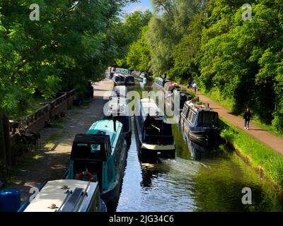 Das Herumputtern auf Hausbooten ist eine typisch englische Freizeittradition. Die Wasserstraßen, Kanäle, Bäche und Flüsse von Oxford sind eine Quelle vieler tr Stockfoto