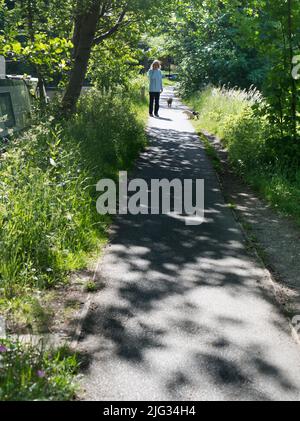 Das Herumputtern auf Hausbooten ist eine typisch englische Freizeittradition. Die Wasserstraßen, Kanäle, Bäche und Flüsse von Oxford sind eine Quelle vieler tr Stockfoto