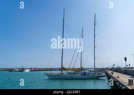 Hafen von Civitanova Marche, Südpier, festgemacht Neuseeland Endeavour Farr Yacht Design Segelboot, Marken, Italien, Europa Stockfoto