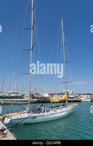 Hafen von Civitanova Marche, Südpier, festgemacht Neuseeland Endeavour Farr Yacht Design Segelboot, Marken, Italien, Europa Stockfoto