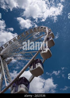 Antwerpen, Belgien, 02. Juli 2022, Nahaufnahme des Riesenrads in Antwerpen mit einem wunderschönen blauen und bewölkten Himmel als Hintergrund Stockfoto