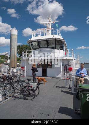 Antwerpen, Belgien, 02. Juli 2022, Menschen warten an Bord der Fähre, um von links nach rechts abzufahren Stockfoto