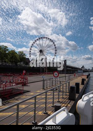 Antwerpen, Belgien, 02. Juli 2022, das Riesenrad am rechten Ufer von Antwerpen neben der Schelde Stockfoto