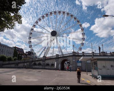 Antwerpen, Belgien, 02. Juli 2022, das Riesenrad von der Fähre aus gesehen, mit schönem blauen Himmel und weißen Wolken Stockfoto