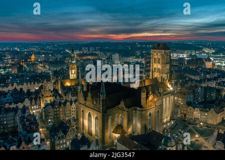 st. mary Kirche in danzig in der Nacht von oben Stockfoto