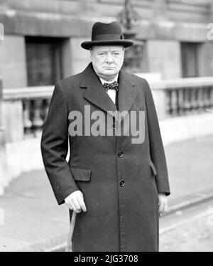 Undatierte Datei Foto des ehemaligen Premierministers Winston Churchill auf dem Weg zu einer Sitzung des Kriegsrates. Boris Johnson hat jetzt sechs Premierminister mit der kürzesten Amtszeit seit 1900 überholt: Andrew Bonar Law (211 Tage in 1922-23), Alec Douglas-Home (364 Tage in 1963-64), Anthony Eden (644 Tage in 1955-57), Henry Campbell-Bannerman (852 Tage in 1905-08), Gordon Brown (1.049 Tage in 2007-10) und Neville Chamberlain (1.078 Tage in 1937-40). Ausgabedatum: Donnerstag, 7. Juli 2022. Stockfoto