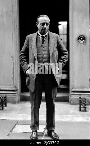 Datei-Foto vom 22/05/1923 von Stanley Baldwin außerhalb 11 Downing Street an dem Tag, an dem er Premier gemacht wurde. Boris Johnson hat jetzt sechs Premierminister mit der kürzesten Amtszeit seit 1900 überholt: Andrew Bonar Law (211 Tage in 1922-23), Alec Douglas-Home (364 Tage in 1963-64), Anthony Eden (644 Tage in 1955-57), Henry Campbell-Bannerman (852 Tage in 1905-08), Gordon Brown (1.049 Tage in 2007-10) und Neville Chamberlain (1.078 Tage in 1937-40). Ausgabedatum: Donnerstag, 7. Juli 2022. Stockfoto