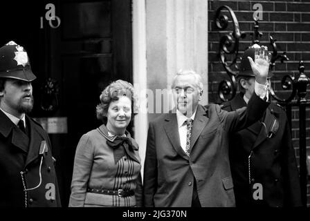 Foto vom 11/10/74 von Premierminister Harold Wilson winkt der Menge zu, als er mit seiner Frau Mary in der Downing Street Nr. 10 ankommt. Boris Johnson hat jetzt sechs Premierminister mit der kürzesten Amtszeit seit 1900 überholt: Andrew Bonar Law (211 Tage in 1922-23), Alec Douglas-Home (364 Tage in 1963-64), Anthony Eden (644 Tage in 1955-57), Henry Campbell-Bannerman (852 Tage in 1905-08), Gordon Brown (1.049 Tage in 2007-10) und Neville Chamberlain (1.078 Tage in 1937-40). Ausgabedatum: Donnerstag, 7. Juli 2022. Stockfoto