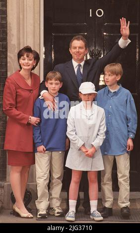 Datei-Foto vom 02/05/97 von Premierminister Tony Blair posiert mit seiner Familie, Frau Cherie, Und Kinder (l bis r) Nicky, Kathryn und Euan, bevor sie sich nach dem Erdrutschsieg der Labour-Partei bei den Parlamentswahlen 1997 in der Downing Street No10 niederlassen.Boris Johnson hat nun sechs Premierminister mit der kürzesten Amtszeit seit 1900 überholt: Andrew Bonar Law (211 Tage in 1922-23), Alec Douglas-Home (364 Tage in 1963-64), Anthony Eden (644 Tage in 1955-57), Henry Campbell-Bannerman (852 Tage in 1905-08), Gordon Brown (1.049 Tage in 2007-10) und Neville Chamberlain (1.078 Tage in 1937-40 Stockfoto