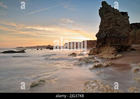 Sonnenuntergang über dem Strand Praia do Amado - Langzeitbelichtung. Portimao-Portugal-299 Stockfoto