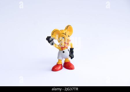 DDR-Version von Mickey Mouse. Altes Maus-Gummispielzeug ohne Marke. Bunte Retro-Mäusefiguren. Beliebtes sowjetisches Vintage-Spielzeug aus den Jahren 70s & 80s. Stockfoto