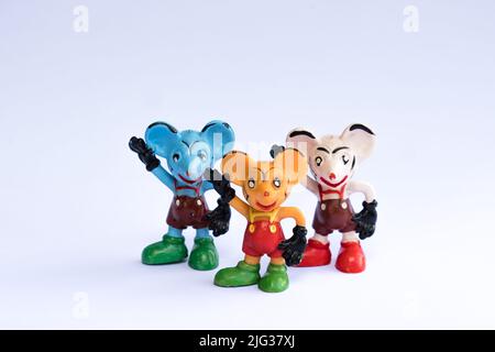 DDR-Version von Mickey Mouse. Altes Maus-Gummispielzeug ohne Marke. Bunte Retro-Mäusefiguren. Beliebtes sowjetisches Vintage-Spielzeug aus den Jahren 70s & 80s. Stockfoto