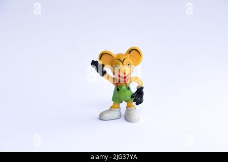 DDR-Version von Mickey Mouse. Altes Maus-Gummispielzeug ohne Marke. Bunte Retro-Mäusefiguren. Beliebtes sowjetisches Vintage-Spielzeug aus den Jahren 70s & 80s. Stockfoto