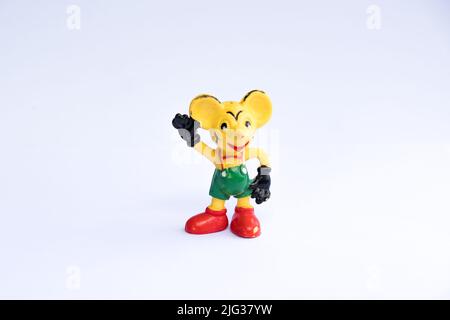 DDR-Version von Mickey Mouse. Altes Maus-Gummispielzeug ohne Marke. Bunte Retro-Mäusefiguren. Beliebtes sowjetisches Vintage-Spielzeug aus den Jahren 70s & 80s. Stockfoto