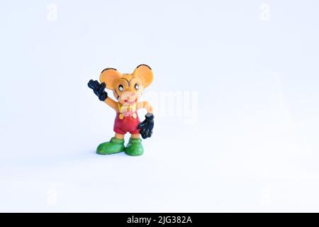 DDR-Version von Mickey Mouse. Altes Maus-Gummispielzeug ohne Marke. Bunte Retro-Mäusefiguren. Beliebtes sowjetisches Vintage-Spielzeug aus den Jahren 70s & 80s. Stockfoto