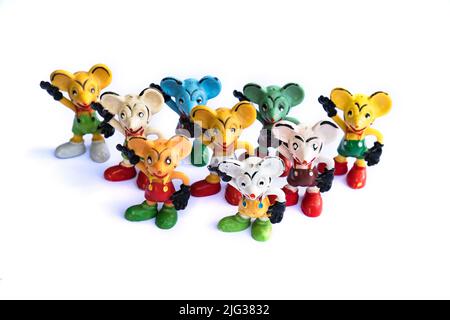 DDR-Version von Mickey Mouse. Altes Maus-Gummispielzeug ohne Marke. Bunte Retro-Mäusefiguren. Beliebtes sowjetisches Vintage-Spielzeug aus den Jahren 70s & 80s. Stockfoto