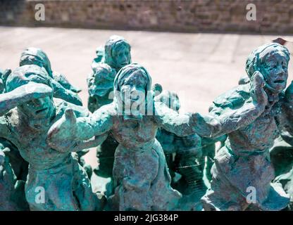 Denkmal für die Fischerei-Katastrophe Statue von Miniaturfiguren von Witwen und Kindern von Jill Watson, Eyemouth, Berwickshire, Schottland, Großbritannien Stockfoto