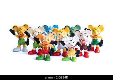 DDR-Version von Mickey Mouse. Altes Maus-Gummispielzeug ohne Marke. Bunte Retro-Mäusefiguren. Beliebtes sowjetisches Vintage-Spielzeug aus den Jahren 70s & 80s. Stockfoto