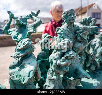 Denkmal für die Fischerei-Katastrophe Statue von Miniaturfiguren von Witwen und Kindern von Jill Watson, Eyemouth, Berwickshire, Schottland, Großbritannien Stockfoto