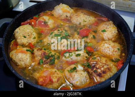 Hausgemachte Hähnchenschnitzel werden in einer Pfanne gebraten. Stockfoto