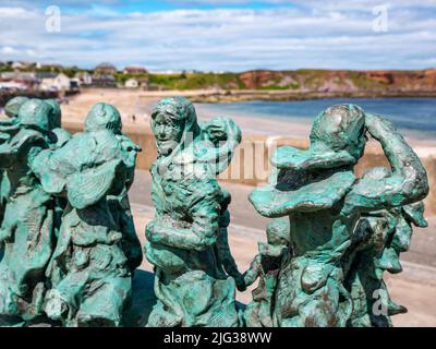 Denkmal für die Fischerei-Katastrophe Statue von Miniaturfiguren von Witwen und Kindern von Jill Watson, Eyemouth, Berwickshire, Schottland, Großbritannien Stockfoto