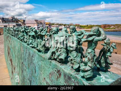 Denkmal für die Fischerei-Katastrophe Statue von Miniaturfiguren von Witwen und Kindern von Jill Watson, Eyemouth, Berwickshire, Schottland, Großbritannien Stockfoto