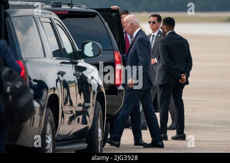 Der US-Präsident Joe Biden tritt in seine Autokolonne ein, nachdem er am 6. Juli 2022 an Bord der Air Force One auf der Joint Base Andrews in Maryland angekommen war. Biden gab eine Rede ab, in der die endgültige Regelung zur Umsetzung des Programms für besondere finanzielle Unterstützung des amerikanischen Rettungsplans in Cleveland, Ohio, bekannt gegeben wurde. Quelle: Ken Cedeno/Pool via CNP /MediaPunch Stockfoto