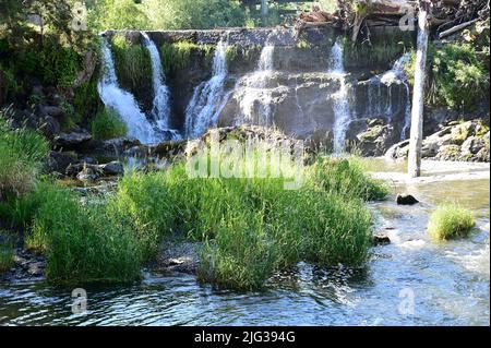 Die Tumwater Falls sind eine Reihe von Kaskaden am Deschutes River in Tumwater, Washington, USA. Stockfoto