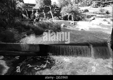 Die Tumwater Falls sind eine Reihe von Kaskaden am Deschutes River in Tumwater, Washington, USA. Stockfoto