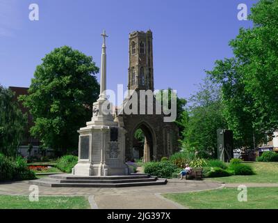 Kriegsdenkmal und Greyfriars Tower alles, was von Franciscan Friary Tower Gardens St James Street King's Lynn Norfolk übrig ist Stockfoto